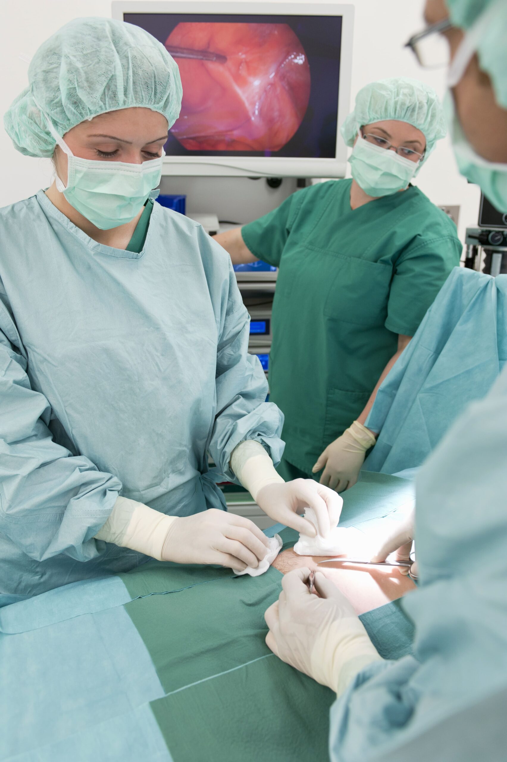 doctor-and-nurses-in-operating-room-of-hospital-wi-2026-03-26-08-19-50-utc Cirugía pancreática de alta complejidad: avances y especialistas en Ecuador