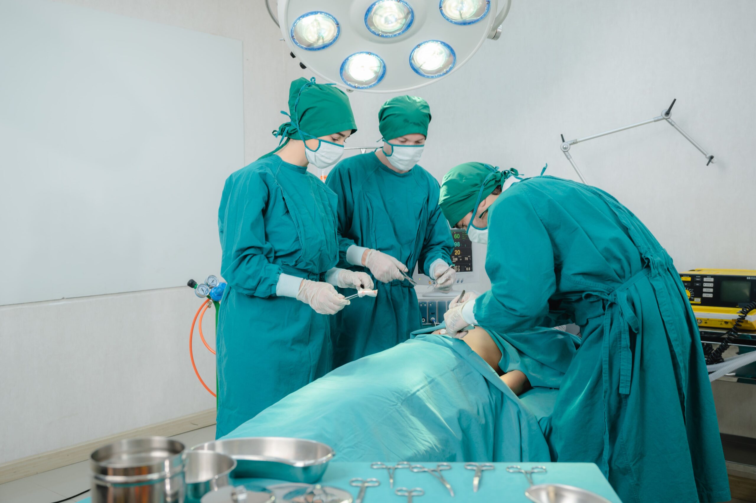 professional-surgeon-doctor-team-working-in-hospit-2026-01-09-07-53-48-utc Cirugía de hígado en Ecuador: Innovación y precisión médica especializada