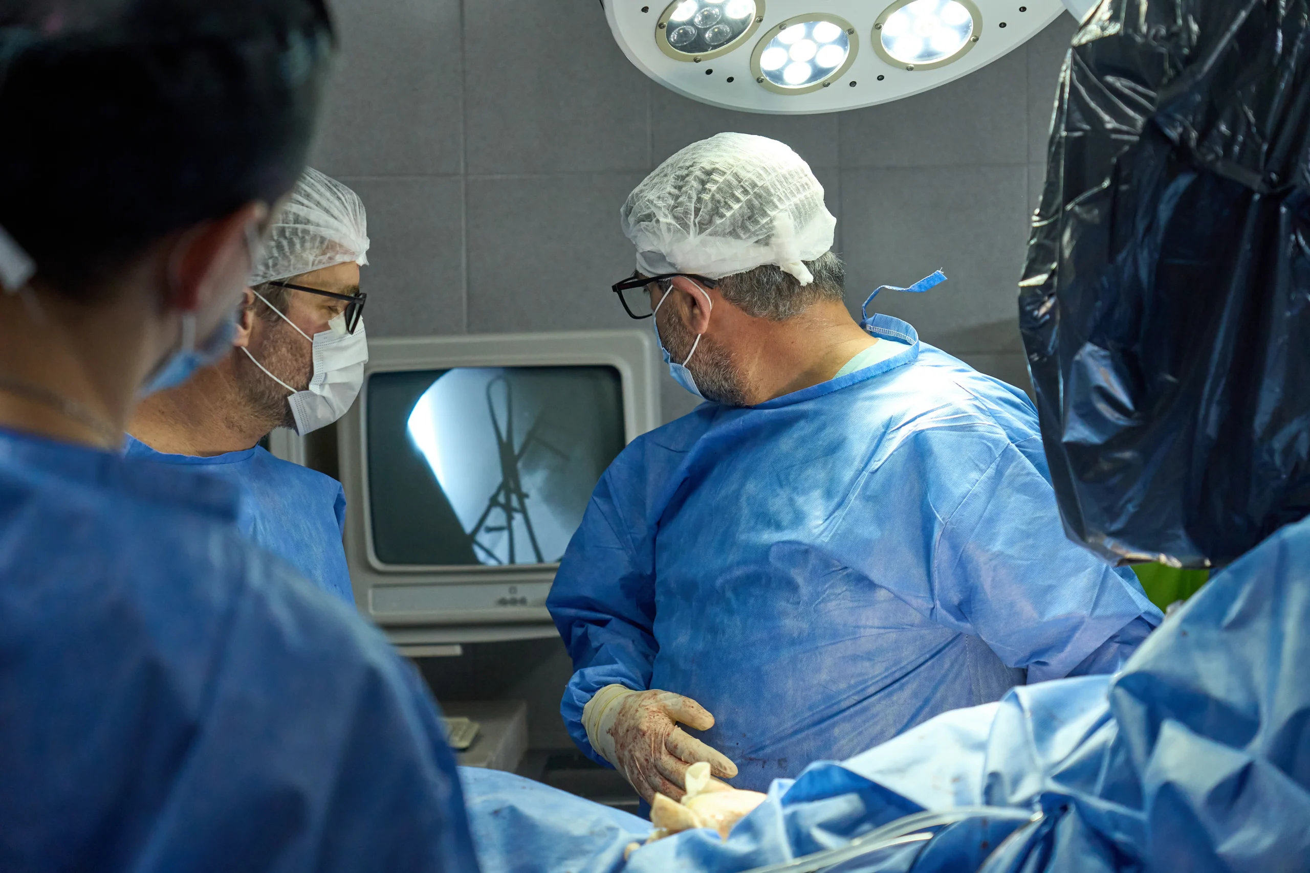 surgical-team-performing-an-operation-in-hospital